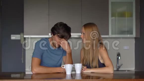 年轻夫妇正在厨房里打架视频的预览图
