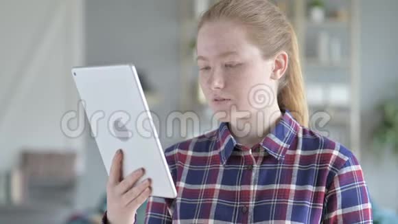 年轻女子视频在平板电脑上呼唤视频的预览图