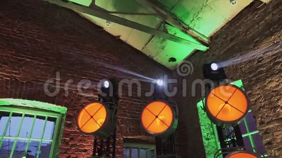 带有砖墙巨大橙色灯光和餐厅音乐设备的客房视频的预览图