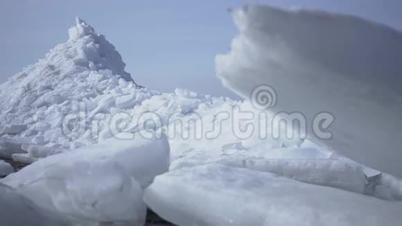 令人惊叹的雪景北极或南极冰块靠近摄像机向左移动冷美人视频的预览图