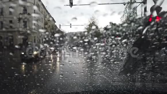 雨滴落在窗户上俯瞰着一条路车经过视频的预览图