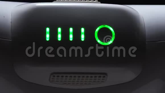 无人机充电器的特写正在为闪烁的绿色灯光充电视频的预览图