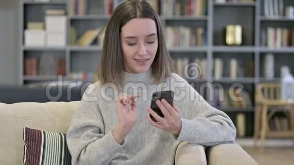 年轻女性对智能手机丢失的回应视频的预览图