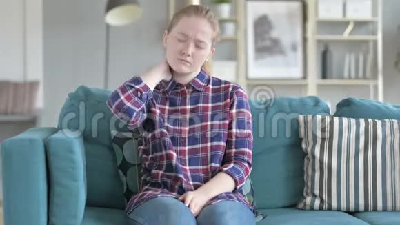 年轻女子坐着脖子疼视频的预览图