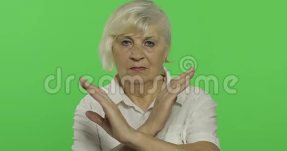一位老妇人表示停止禁止的手势老奶奶铬键视频的预览图