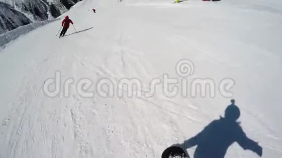 FPV滑雪板下山滑雪者的影子初级教育动作摄像机在滑雪板上头盔视频的预览图