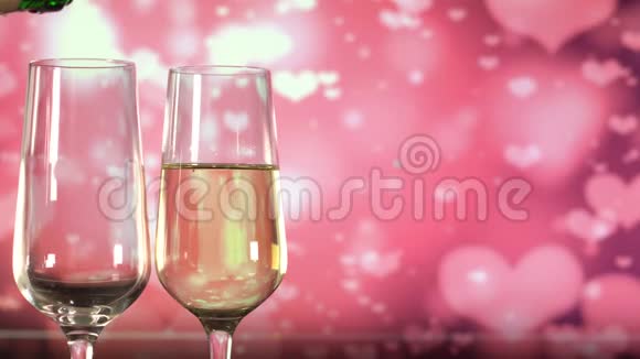 在抽象的粉红色背景上装满起泡葡萄酒的玻璃杯视频的预览图