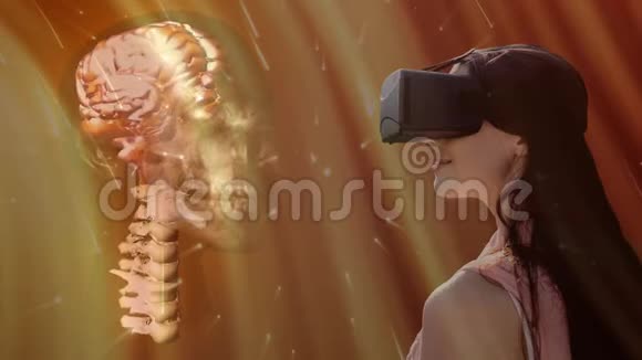 女性使用带脊柱脑的VR耳机视频的预览图