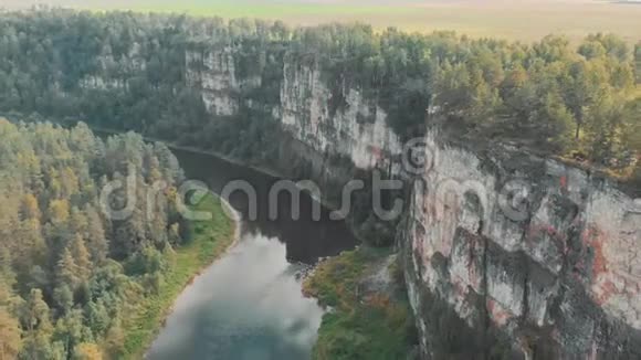 大自然的空中照片带着岩石飞越美丽的河流视频的预览图