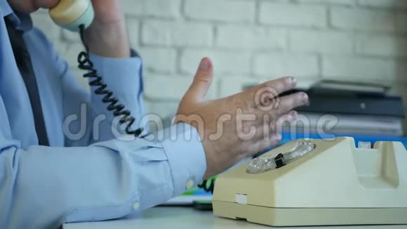 商务人士使用电话通讯进行图像交谈视频的预览图