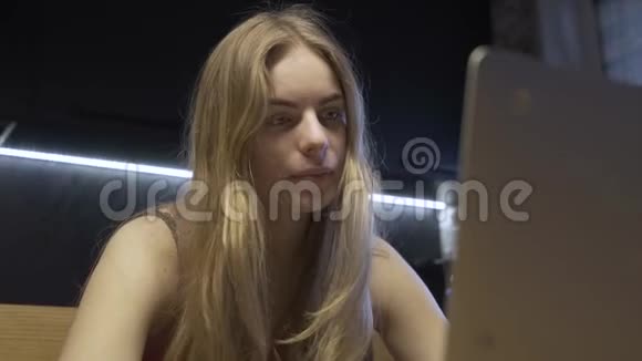 表情情绪化的女人看着笔记本显示器视频的预览图