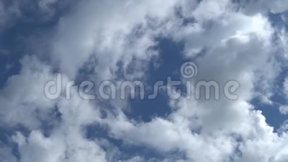 只有天空蓝天白云的美丽全景云飞在头顶全高清时间延时视频的预览图