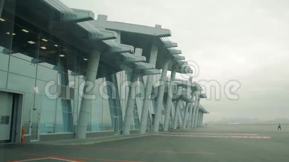 机场大楼室外视频的预览图