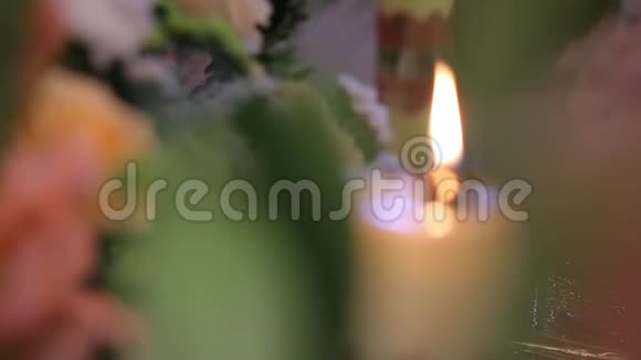 蜡烛吹灭了蜡烛在黑暗中被点燃和熄灭白色蜡烛黑色背景视频的预览图
