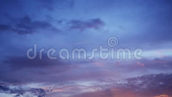 日落时分蓝天上的彩云视频的预览图
