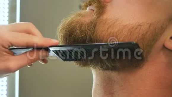 大师理发店有特别的梳子和电动剃须刀剪胡子男士美容院视频的预览图