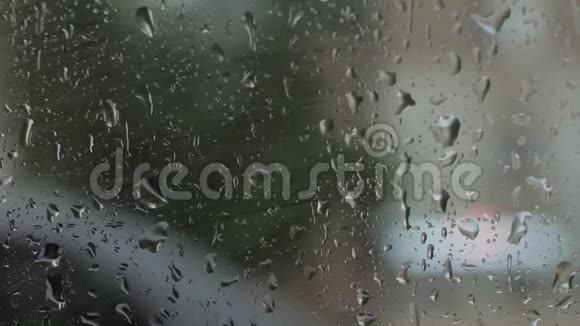 下雨了雨点滴在玻璃上可怕的天气视频的预览图
