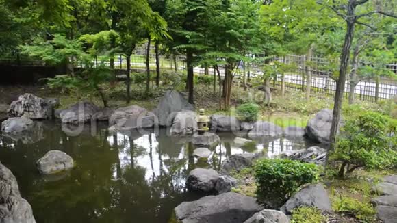 在阳光明媚的日本花园里下雨视频的预览图