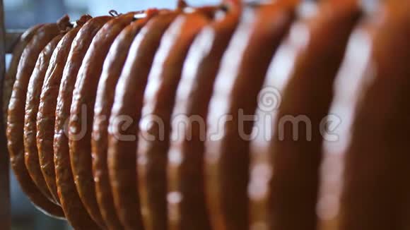 香肠环作为成品干燥在机架上成品香肠的全景视频的预览图