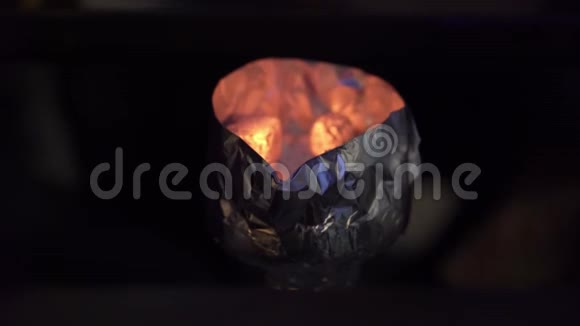 用红色的热煤做的石沙视频的预览图
