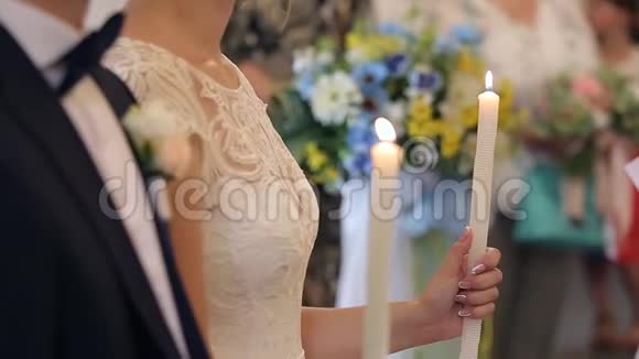 婚礼上教堂的蜡烛视频的预览图