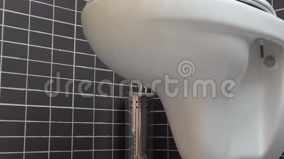 卫生间碗现代浴室的盥洗室有黑色和灰色瓷砖高清1080p关闭向下移动视频的预览图