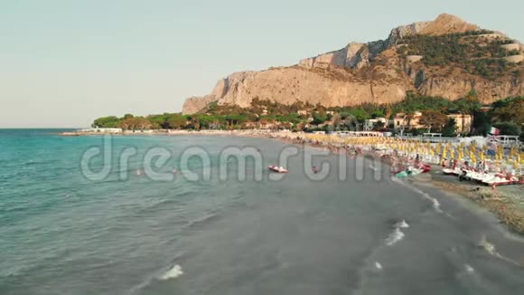 巴勒莫意大利西西里2019年8月海边海滩意大利岛空中无人机射击视频的预览图