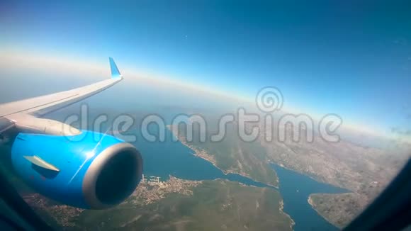 从飞机上看到的周围景观和涡轮视频的预览图