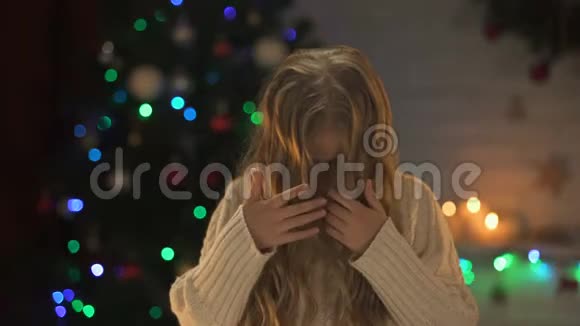 悲伤的被遗弃的女孩在孤儿院寻找等待新家庭的镜头圣诞节的时候视频的预览图