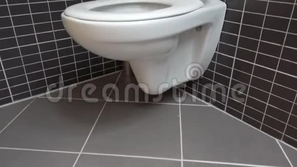 厕所碗现代浴室的厕所有黑色和灰色瓷砖4k超高清快速倾斜打开盖子白色的黑色视频的预览图