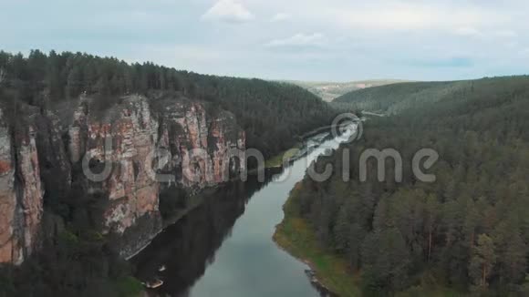 大自然的空中照片带着岩石飞越美丽的河流视频的预览图