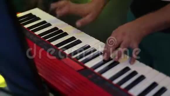 音乐家在键盘上弹奏合成器钢琴键音乐家在婚礼上演奏乐器视频的预览图