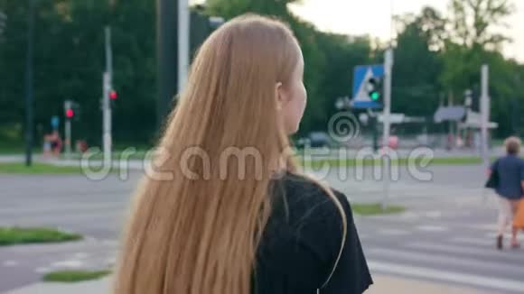 穿过街道的年轻女士视频的预览图