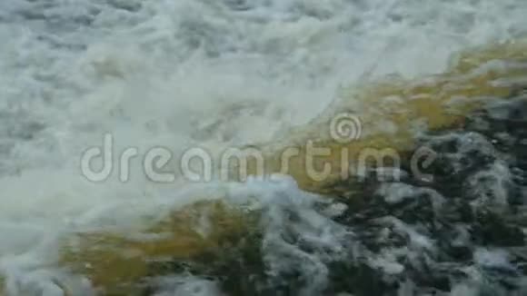 瀑布的巨流跌入深渊视频的预览图