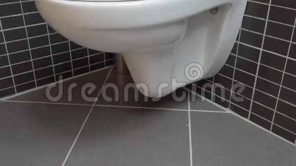 卫生间碗现代浴室的盥洗室有黑色和灰色瓷砖高清1080p向上倾斜打开盖子视频的预览图