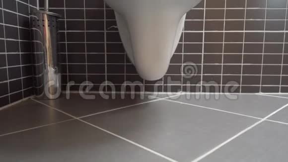 厕所碗现代浴室的厕所有黑色和灰色瓷砖4k超高清起重机射击倾斜向下移动视频的预览图