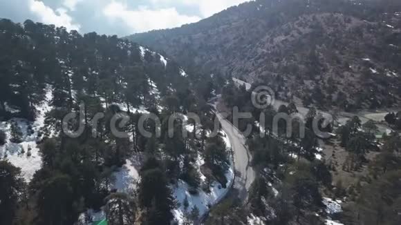 阳光明媚的塞浦路斯山区雪的空中景观视频的预览图
