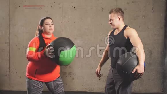 年轻的美女试图与肥胖作斗争视频的预览图