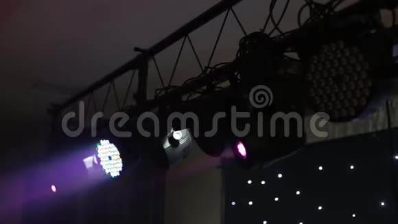 舞台灯光在演播室闪耀无缝循环动画视频的预览图