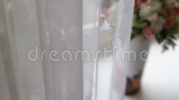 白色窗户上美丽的婚礼花束视频的预览图
