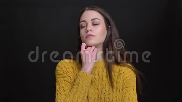 无聊的年轻黑发白种人白人女孩穿着黄色毛衣烦恼地看着镜头的画像视频的预览图