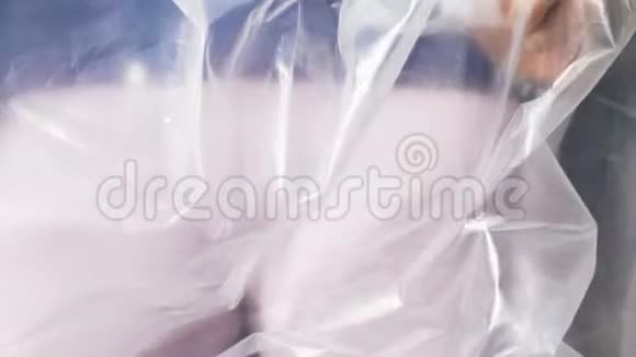 一个塑料袋里的女人塑料污染的概念视频的预览图