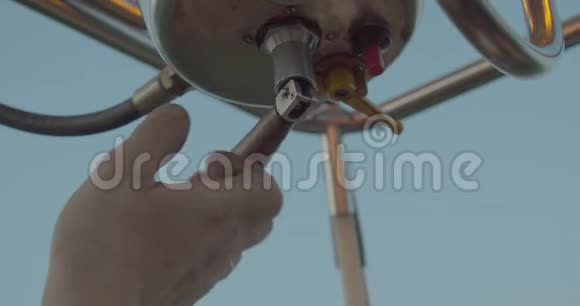 特写镜头男性手充气上升热气球飞行视频的预览图