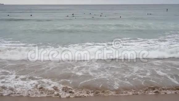 冲浪板上的冲浪者正在等待一个好的波浪视频的预览图