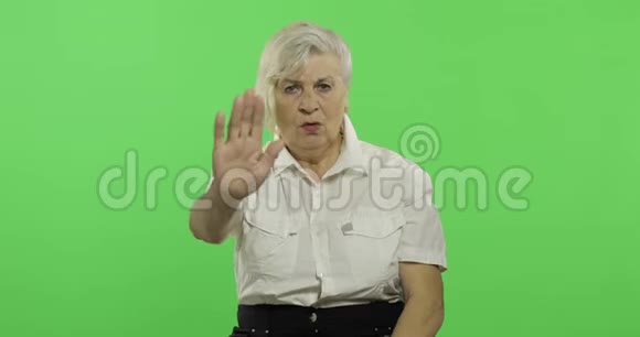 一位老妇人表示停止的手势老奶奶铬键视频的预览图