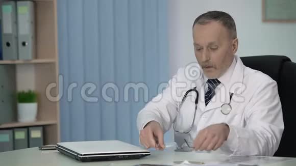 劳累了一天的男医生让自己在辛苦工作后喝上一大杯视频的预览图