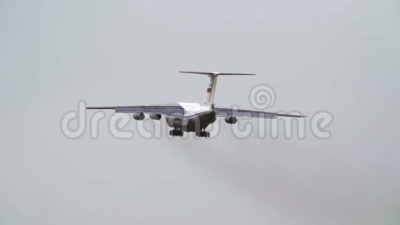 世界上最大货运飞机AN124Ruslan在一个多云的春天在天空中飞行视频的预览图