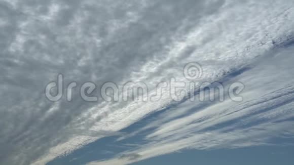 层云向不同方向移动令人放松的移动转换云观全高清时间延时视频的预览图