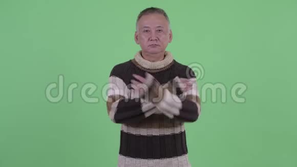 快乐成熟的日本男人张开双臂微笑准备过冬视频的预览图