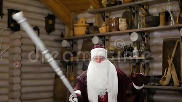 俄罗斯圣诞老人在演播室为人们庆祝新年假期视频的预览图
